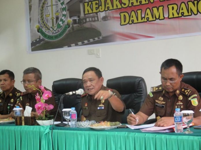 KONFERENSI PERS. Kepala Kejati Kalbar, Polin Lumban Goal memberikan keterangan pers di Kantor Kejati Kalbar, Senin (10/12)--Abdul Halikurrahman