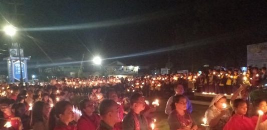 Ribuan Umat Nasrani Pawai Lilin