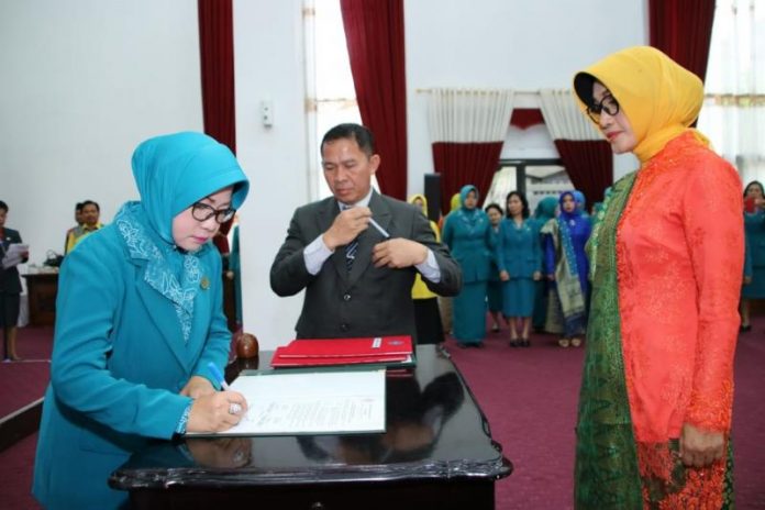 PELANTIKAN. Yanieta Arbiastutie Kamtono dilantik sebagai Ketua TP PKK Kota Pontianak oleh Ketua TP PKK Kalbar, Lismaryani Sutarmidji di Balai Petitih Kantor Gubernur Kalbar, Minggu (23/12). Humas Pemkot for RK