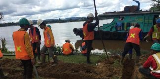 PLN Sekadau Pasang SKTM di Desa Seberang Kapuas