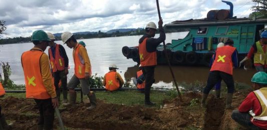 PLN Sekadau Pasang SKTM di Desa Seberang Kapuas