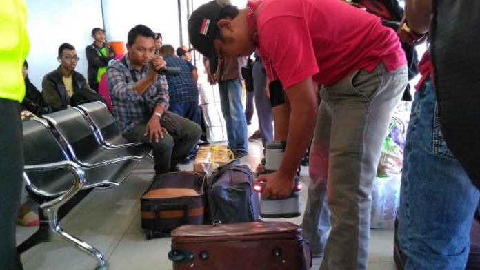 PEMERIKSAAN. Anggota Ditresnarkoba Polda Kalbar memeriksa barang bawaan penumpang di Pelabuhan Dwikora Pontianak, Kamis (27/12) pagi. Abdul Halikurrahman-Rk
