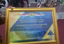 Bupati Paolus Hadi Terima Penghargaan WTP