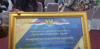 Bupati Paolus Hadi Terima Penghargaan WTP