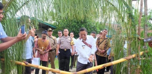 Sehari, Bupati Datangi Dua Kecamatan