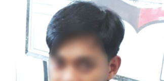 Ngaku Polisi, Bawa Enam Sajam ke Istana Kadriah POLISI GADUNGAN. EP saat diamankan di Polsek Pontianak Timur usai ngaku sebagai polisi dan membawa sajam ke Istana Kadriah, Selasa (4/12). Humas Polsek Pontianak Timur for RK