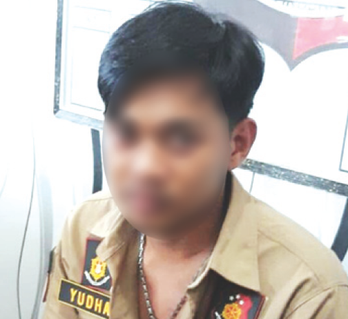 Ngaku Polisi, Bawa Enam Sajam ke Istana Kadriah POLISI GADUNGAN. EP saat diamankan di Polsek Pontianak Timur usai ngaku sebagai polisi dan membawa sajam ke Istana Kadriah, Selasa (4/12). Humas Polsek Pontianak Timur for RK