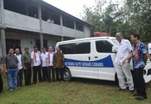Pemkab Serahkan Ambulans ke Paroki Ratu Rosari Lebang