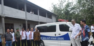 Pemkab Serahkan Ambulans ke Paroki Ratu Rosari Lebang
