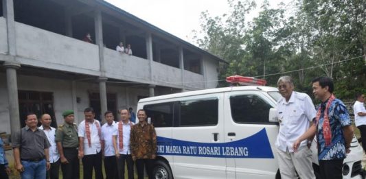 Pemkab Serahkan Ambulans ke Paroki Ratu Rosari Lebang