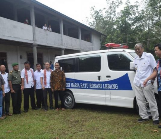Pemkab Serahkan Ambulans ke Paroki Ratu Rosari Lebang