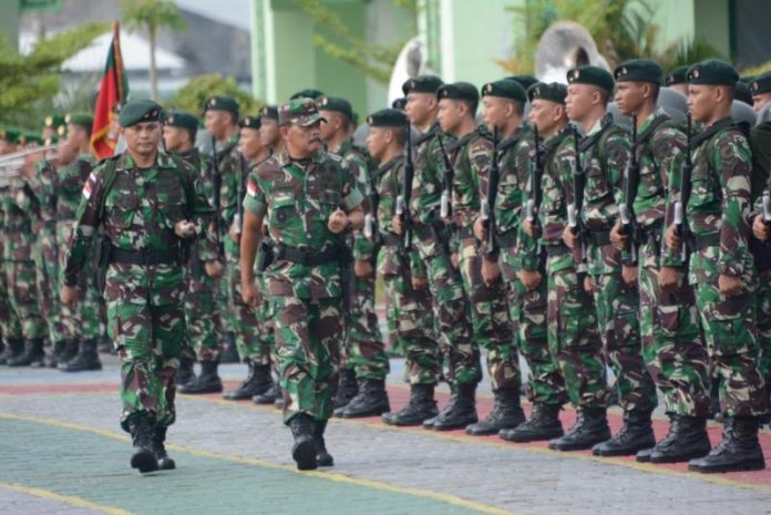 PERIKSA. Pangdam XII/Tpr, Mayor Jenderal TNI Achmad Supriyadi memeriksa pasukan Satgas Pamtas Yonif RK 644/WLS yang telah tiba dari tempat penugasan di perbatasan RI-Papua Nugini, saat upacara penerimaan kembali para prajurit tersebut di lapangan Makodam, Selasa (11/10)--Pendam for RK