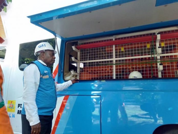CEK KESIAPAN. General Manager PLN UIW, Richard Safkaur, mengecek peralatan kelistrikan, guna meningkatkan kehandalan pasokan listrik jelang Natal dan tahun baru, Kamis (20/12). Humas PLN for RK