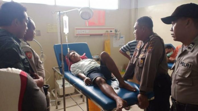 BESUK. Anggota Polsek Kawasan Pelabuhan Dwikora Pontianak melihat kondisi Rinaldi, kru kapal yang mengalami kecelakaan kerja--Polisi for RK