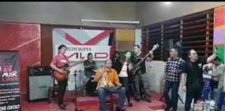 Suara Merdu Jarot Hibur Warga Sintang