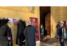 Di Balik Kemewahan Itu