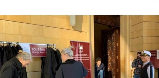 Di Balik Kemewahan Itu