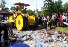 Ribuan Botol Miras Malaysia Digilas