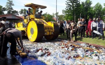 Ribuan Botol Miras Malaysia Digilas