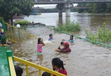 Luapan Sungai Sekayam Jadi “Kolam Renang” Gratis