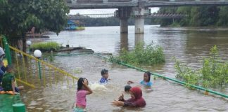 Luapan Sungai Sekayam Jadi “Kolam Renang” Gratis