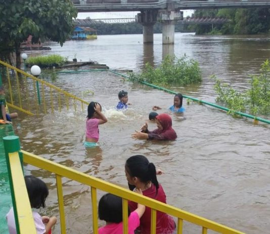 Luapan Sungai Sekayam Jadi “Kolam Renang” Gratis