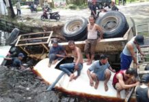 Diduga Dikemudikan Orang Gila, Truck Molen Masok Paret di Jalan Purnama II