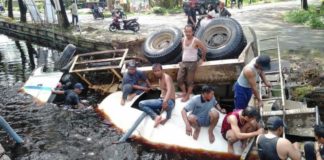 Diduga Dikemudikan Orang Gila, Truck Molen Masok Paret di Jalan Purnama II