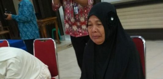 Cuci Kaki Ibu Sampai Nangis Bombay