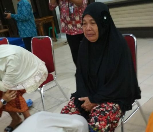 Cuci Kaki Ibu Sampai Nangis Bombay