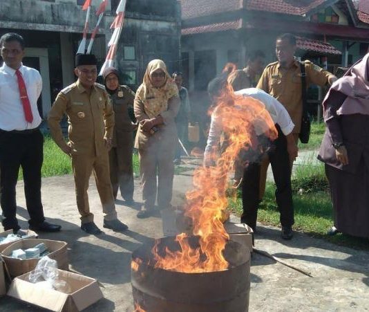 Disdukcapil musnahkan 36.971 keping e-KTP rusak.