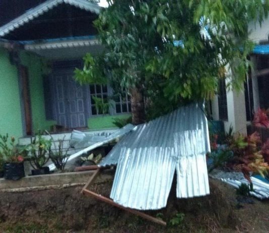 Angin Kencang Menghantam, Puluhan Atap Rumah Warga Terbang