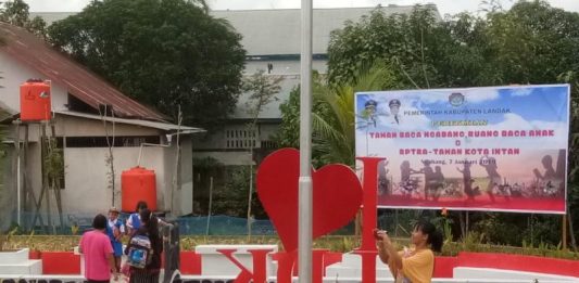 Warga Antusias Kunjungi Taman Baca Ngabang