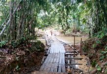 Jembatan Sungai Katap Dibangun Seadanya