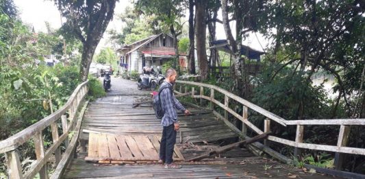 Jembatan Menuju Desa Baru Nyaris Ambruk
