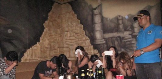 Nihil Tangkapan, Keawalan atau Bocor? RAZIA. BNN Kota Pontianak merazia sejumlah pengunjung dan LC di karaoke Rain, Senin (31/12) malam. Abdul Halikurrahman-RK