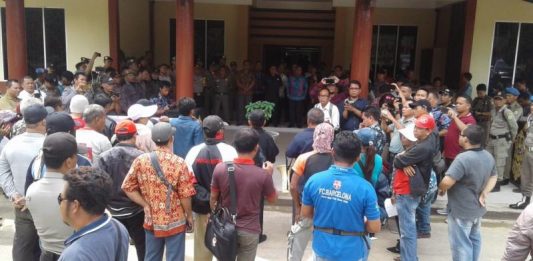 Selesaikan Sengketa Tanah atau Pindah ke Malaysia