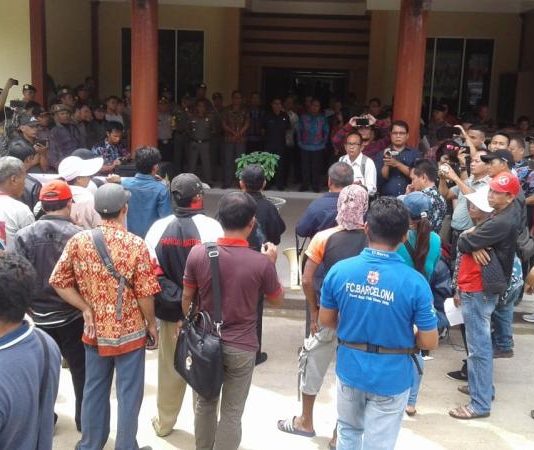 Selesaikan Sengketa Tanah atau Pindah ke Malaysia