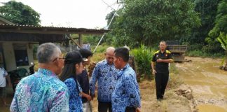 Tak Kunjung Diperbaiki, Warga Tanam Pohon Pisang di Jalan