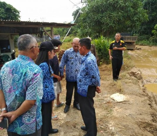 Tak Kunjung Diperbaiki, Warga Tanam Pohon Pisang di Jalan