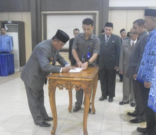 Gidot Lantik 14 Pejabat Administrator dan Pengawas Lingkungan
