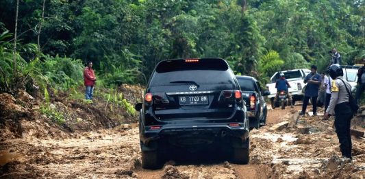 Jalan Provinsi Menuju Beranda NKRI Hancur