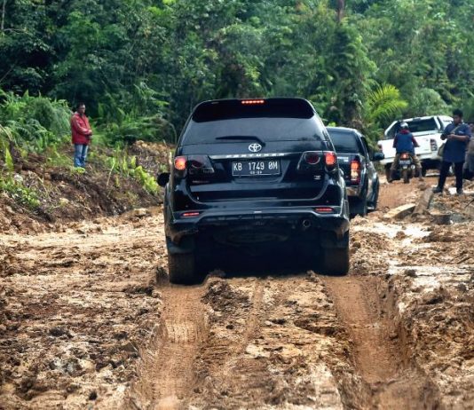 Jalan Provinsi Menuju Beranda NKRI Hancur