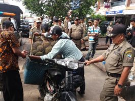 Penertiban PKL, Penjual-Satpol PP Cekcok Mulut