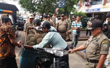 Penertiban PKL, Penjual-Satpol PP Cekcok Mulut