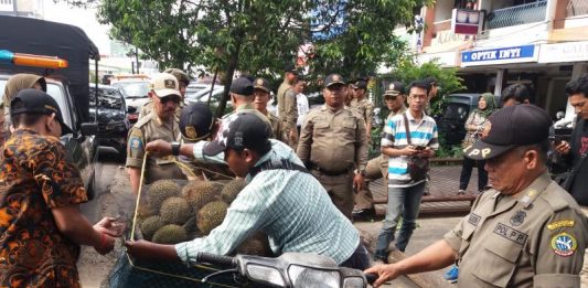 Penertiban PKL, Penjual-Satpol PP Cekcok Mulut