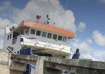 Truk Sembako “Mandi” di Sungai Kapuas