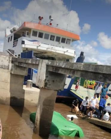 Truk Sembako “Mandi” di Sungai Kapuas
