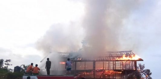 Rumah Adat Lama di Ngabang Tinggal Puing