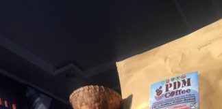 KOPI SIPIROK DAN KUKUSAN CIBURIAL DI TANGAN JURAGAN COKLAT